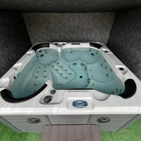 Maison 10 Personnes Avec Piscine Jacuzzi, Proche Du Pal Holiday home