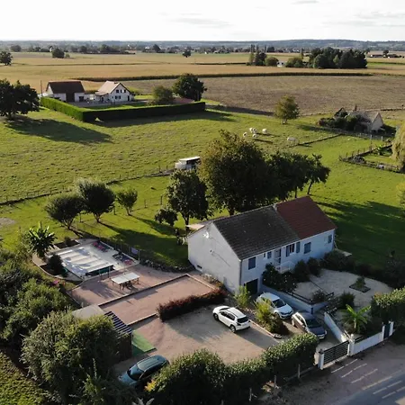 Holiday home Maison 10 Personnes Avec Piscine Jacuzzi, Proche Du Pal Bouce (Allier)